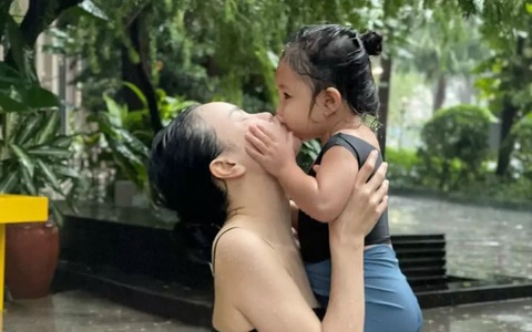 Nữ ca sĩ từng bỏ du học ở lại sinh con nay có cuộc sống viên mãn, chia sẻ vài bức ảnh mà được khen dạy con khéo