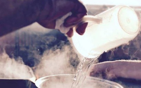Ngủ mơ gọi tên nhân tình, chồng bị vợ tạt nước sôi vào nơi "nhạy cảm"