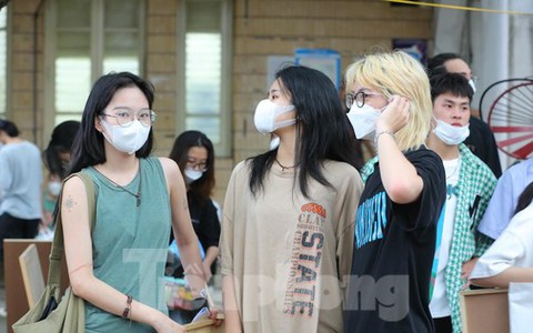 Thí sinh ‘đội mưa’, vác bảng vẽ to bằng người đi thi môn năng khiếu trường Kiến trúc
