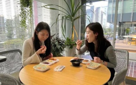 Bữa ăn của dân văn phòng ở Nhật: Người thì nhịn ăn để tiết kiệm, người thì gồng mình thắt chặt chi tiêu để không bỏ bữa