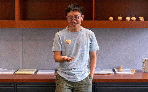 Từng ghét môn Toán, thích làm thơ, 39 tuổi người đàn ông này lại giành giải 'Nobel Toán học' 2022: Cuộc gặp gỡ định mệnh thay đổi định hướng cuộc đời
