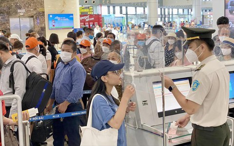 Hàng không quá tải, quay cuồng với giá vé, hủy chuyến