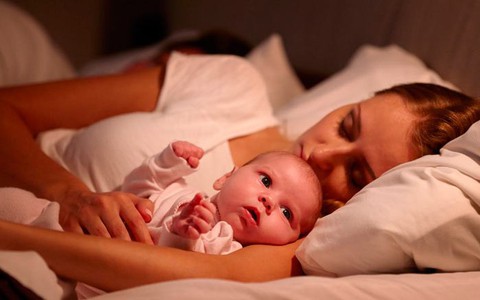 Vì sao ban ngày bé ngủ rất ngoan, gọi mãi không thèm dậy nhưng cứ đến đêm là mắt thao láo, ru mỏi tay chẳng chịu ngủ?