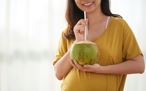 Bà bầu uống nước dừa sinh con có trắng trẻo không? Và 10 lợi ích "vàng" khác không thể bỏ qua nếu muốn cả mẹ lẫn con đều khỏe mạnh