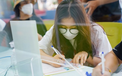 Điểm chuẩn xét học bạ tăng chóng mặt, phụ huynh "khóc ròng" vì con 30 điểm vẫn rớt, chuyên gia chỉ ra nguyên nhân mấu chốt