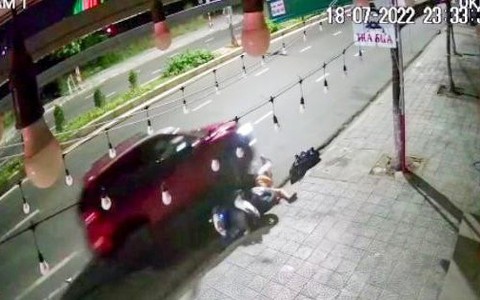 Ghen tuông với vợ cũ, gã trai lái xe ô tô húc người trong đêm