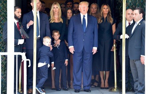 Ông Donald Trump dự tang lễ “đẫm nước mắt” của vợ cũ
