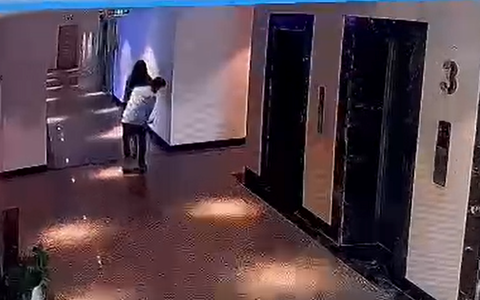 Hà Nội: Người đàn ông bị phát hiện quay lén cô gái trẻ ngay tại sảnh thang máy