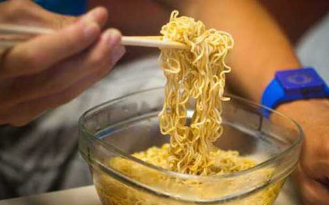 Mỳ tôm chứa phụ gia EO, ăn mỳ tôm thế nào tránh độc?