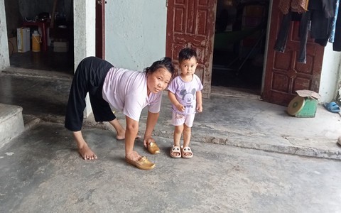 Nghị lực sống của người phụ nữ tật nguyền đi bằng 2 tay từng đánh cược sự sống để làm mẹ đơn thân