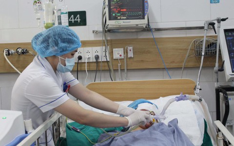 Cô gái trẻ hôn mê, phù não sau khi hút thuốc lá điện tử