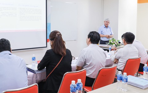 Không bỏ học ngày nào, cụ ông 72 tuổi tốt nghiệp thủ khoa thạc sĩ quản trị kinh doanh với điểm 9