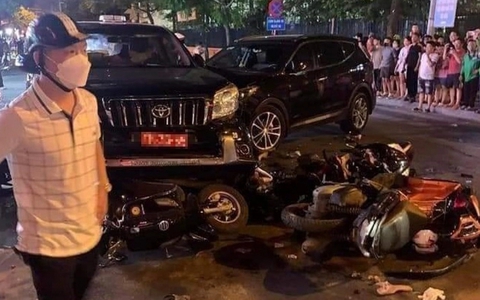 Nhân chứng bàng hoàng kể lại vụ tai nạn liên hoàn tại Hà Nội: "Nhiều người đi đường cùng nâng ô tô để kéo người phụ nữ ra ngoài"