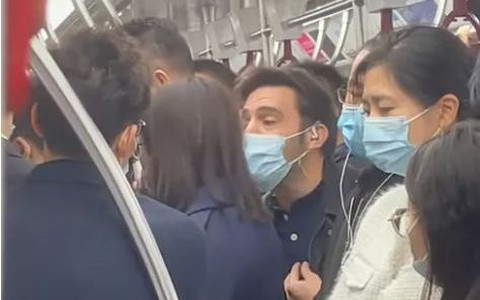 "Ông là đàn bà": Câu nói của cô gái dành cho người đàn ông ngoại quốc vạch trần lối tư duy hạ thấp phụ nữ