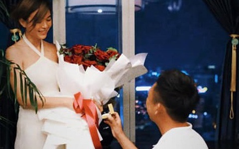 Á hậu Mâu Thủy nhận lời cầu hôn của bạn trai
