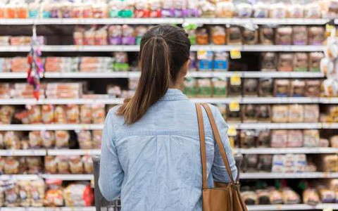 Lùng mua thực phẩm sắp hết hạn, hàng bị đổi trả để tiết kiệm tiền