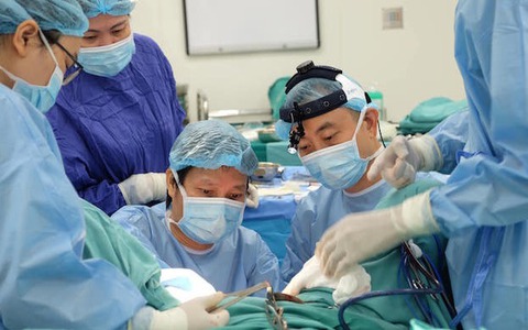 Người phụ nữ rất nữ tính nhưng có tinh hoàn