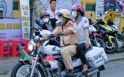 Đang tuần tra, CSGT chở thí sinh về nhà lấy giấy báo dự thi