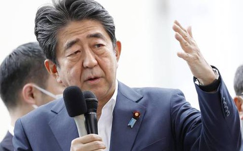 Đồng yên tăng giá, chứng khoán Nhật đảo chiều sau tin cựu Thủ tướng Shinzo Abe bị bắn ngã gục