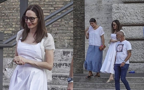 Angelina Jolie để mặt mộc xinh đẹp đi thăm Bảo tàng Vatican cùng con gái nuôi