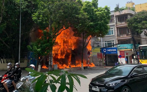 Hà Nội: Cháy lớn thiêu rụi cửa hàng máy tính ở Hồ Tùng Mậu