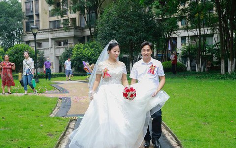 Đám cưới siêu đơn giản trong công viên gần nhà
