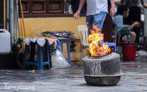 Phố cổ Hà Thành đỏ lửa đốt vàng mã cúng Rằm tháng 7