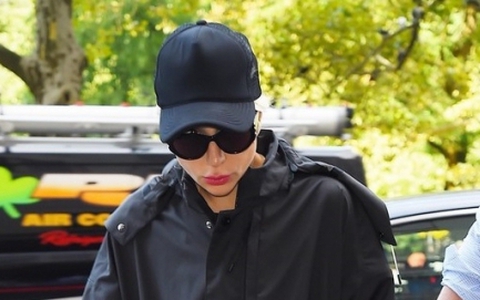 Lady Gaga gầy gò xuống phố