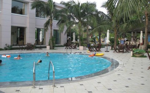 Một bé gái đuối nước thương tâm tại bể bơi khách sạn