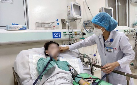 Thoát chết vì uống "rượu độc", nữ sinh 19 tuổi có thể bị di chứng thần kinh và mù lòa