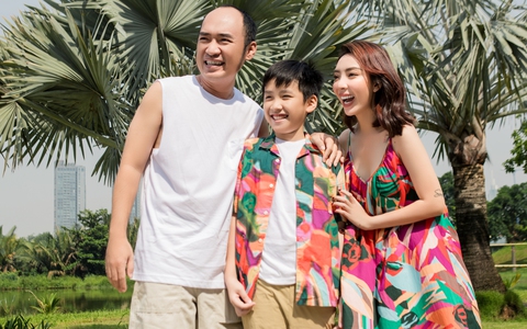 Thu Trang - Tiến Luật tung ảnh gia đình cực đáng yêu mừng phim thu 45 tỷ