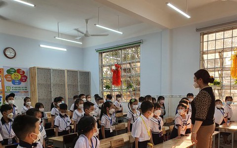 TPHCM: Phụ huynh than phiền nhà vệ sinh dơ bẩn, các loại phí đầu năm học quá lớn