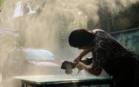 Người Việt đầu tiên điêu khắc tranh trên kính chỉ với viên đá mài thủ công