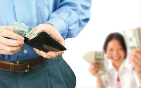 Tìm thấy quỹ đen của chồng, phản ứng của người vợ với các con gây bất ngờ