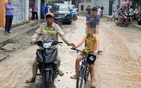 Bắt đối tượng bịt mặt cướp tiền của học sinh giữa đường