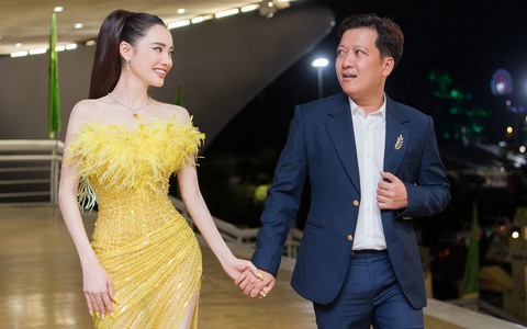 Vợ chồng Trường Giang - Nhã Phương nắm tay không rời trong lễ trao giải phim ảnh 