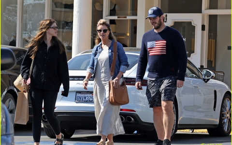 Tài tử Chris Pratt vui vẻ đi ăn trưa cùng mẹ và vợ
