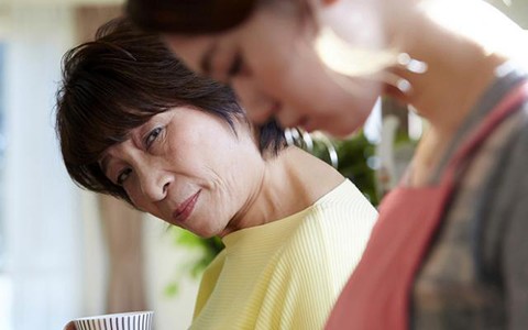 Biết vợ chồng tôi định mua nhà, mẹ chồng đã cho hẳn một hộp vàng