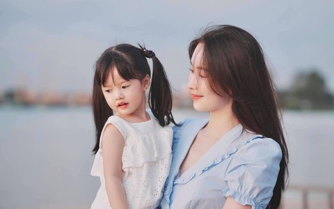 Đăng ảnh gia đình, Hoa hậu Đặng Thu Thảo được dân tình khen vì hai vợ chồng dắt con đến nơi này 