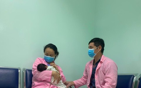 Cứu kịp thời em bé bị 'đẻ rơi' trong nhà vệ sinh
