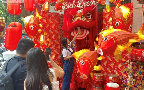 Đường phố Hà Nội rực rỡ sắc màu Trung thu, khách mạnh tay chi tiền ‘sống ảo’