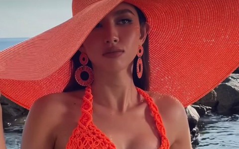 Hoa hậu Thuỳ Tiên mặc bikini đỏ rực, khoe dáng nóng bỏng tựa "nàng tiên cá" trên biển