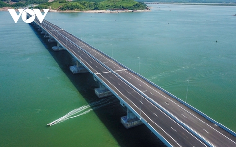 Khung cảnh hùng vĩ quanh cây cầu vượt biển dài nhất Quảng Ninh