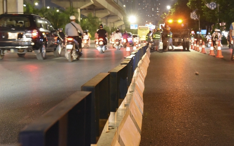 Xuyên đêm dựng dải phân cách tách làn trên đường Nguyễn Trãi
