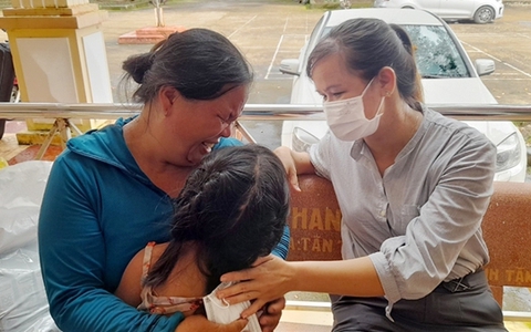 Bé gái 7 tuổi bị cha dượng và mẹ ruột bạo hành đã được cha ruột đón về quê