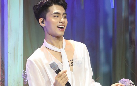 Việt Hoàng chính thức debut, Sơn Tùng vắng mặt nhưng vẫn khiến bố mẹ và em trai khóc!