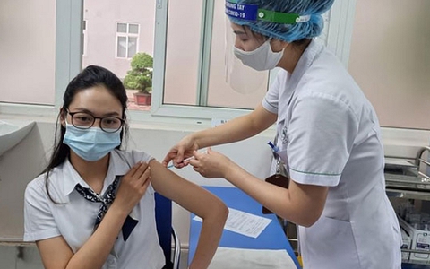 Hà Nội yêu cầu "đi từng ngõ, gõ từng nhà" đẩy nhanh tốc độ tiêm vaccine COVID-19