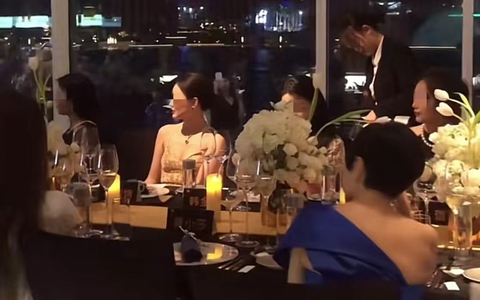 Tranh cãi xung quanh bức ảnh "những cô gái trong lớp học trở thành quý tộc"