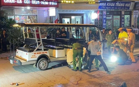 Bé gái bất ngờ chạy qua đường bị xe điện du lịch đâm tử vong