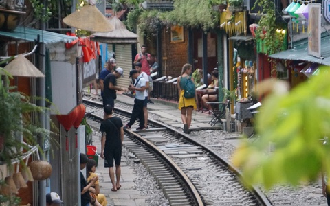 Ga Hà Nội "di dời": Số phận tuyến đường sắt xuyên nội đô thu hút khách du lịch ra sao?